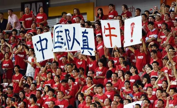 当陈小萌从一个身无分文的落魄龙套，意外地入住豪宅时，导演要求肖央自行发挥表演出惊喜和暗爽